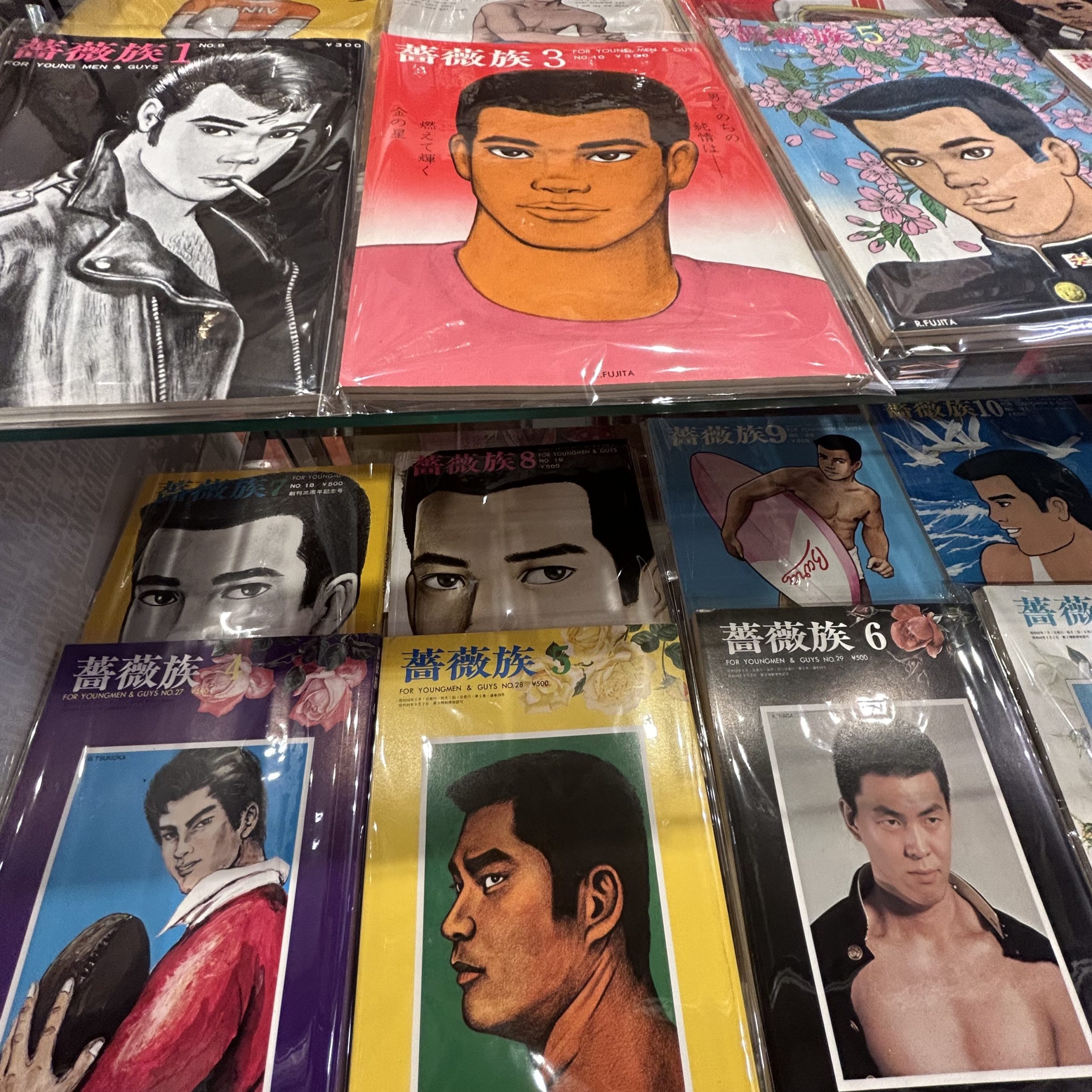 小宮山書店3Fにて雑誌「薔薇族」のバックナンバーを展示しております