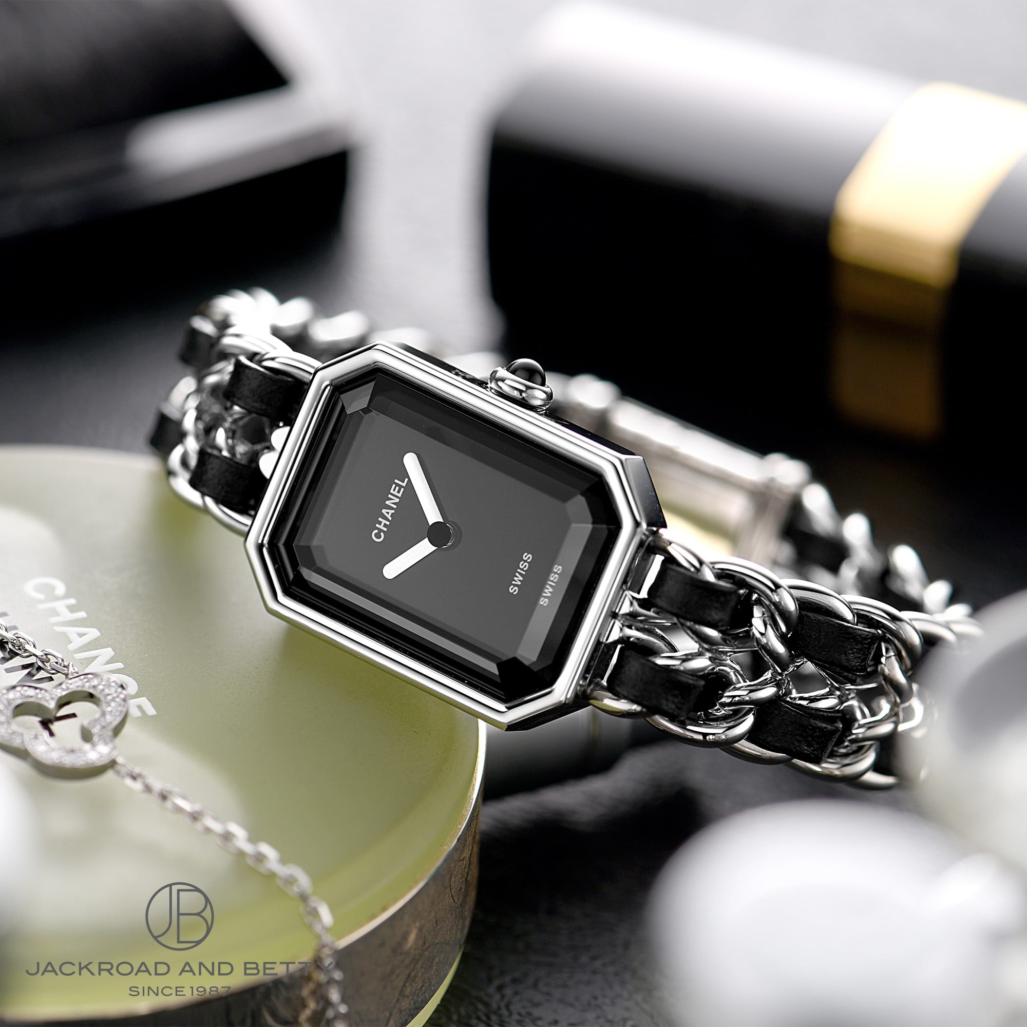 シャネル初の腕時計“プルミエール”で叶えるデイリー・ラグジュアリー