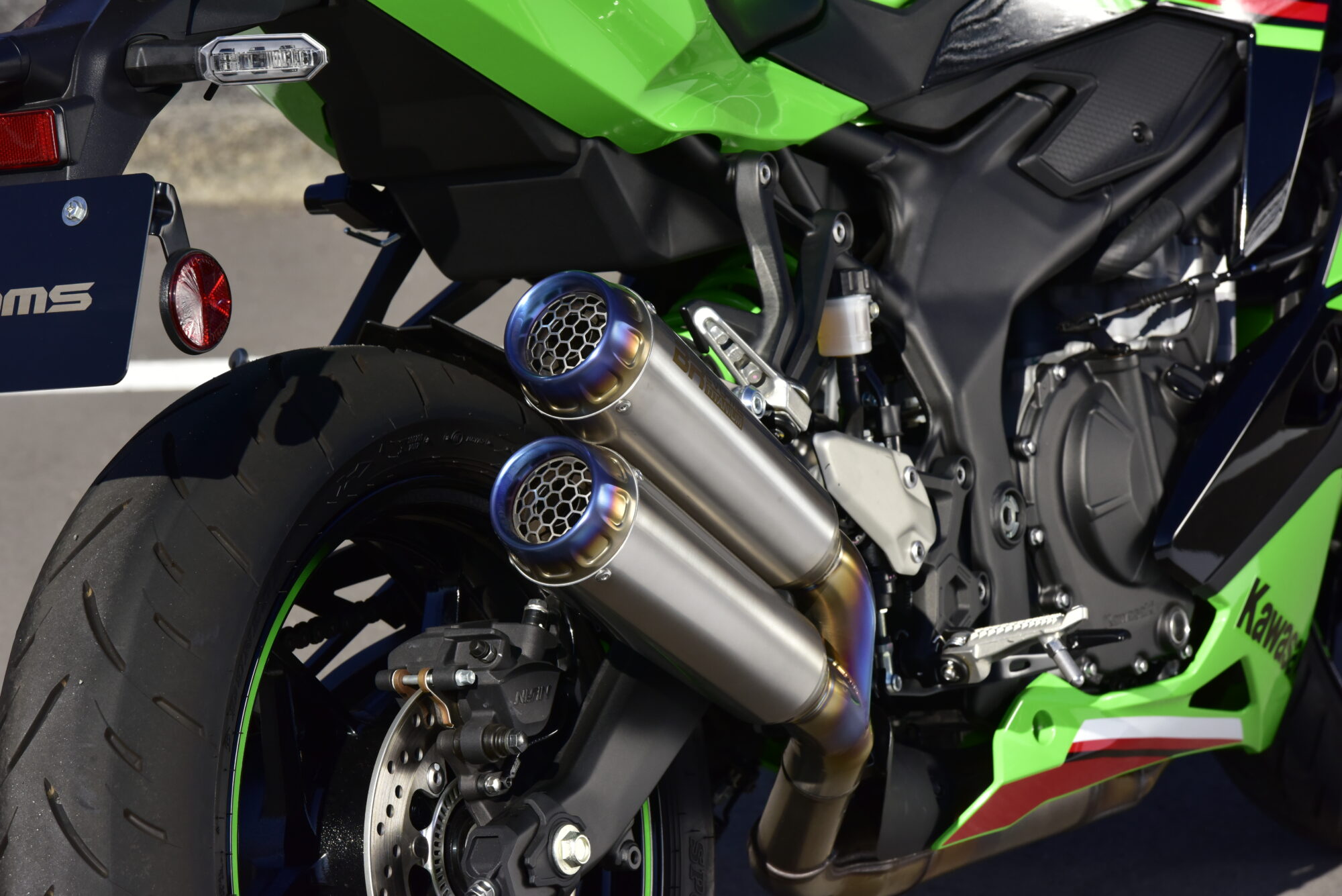 BR EVO M2 TITANIUM：ZX-4RR / ZX-4R SE：2023〜：政府認証 ｜ BEAMS