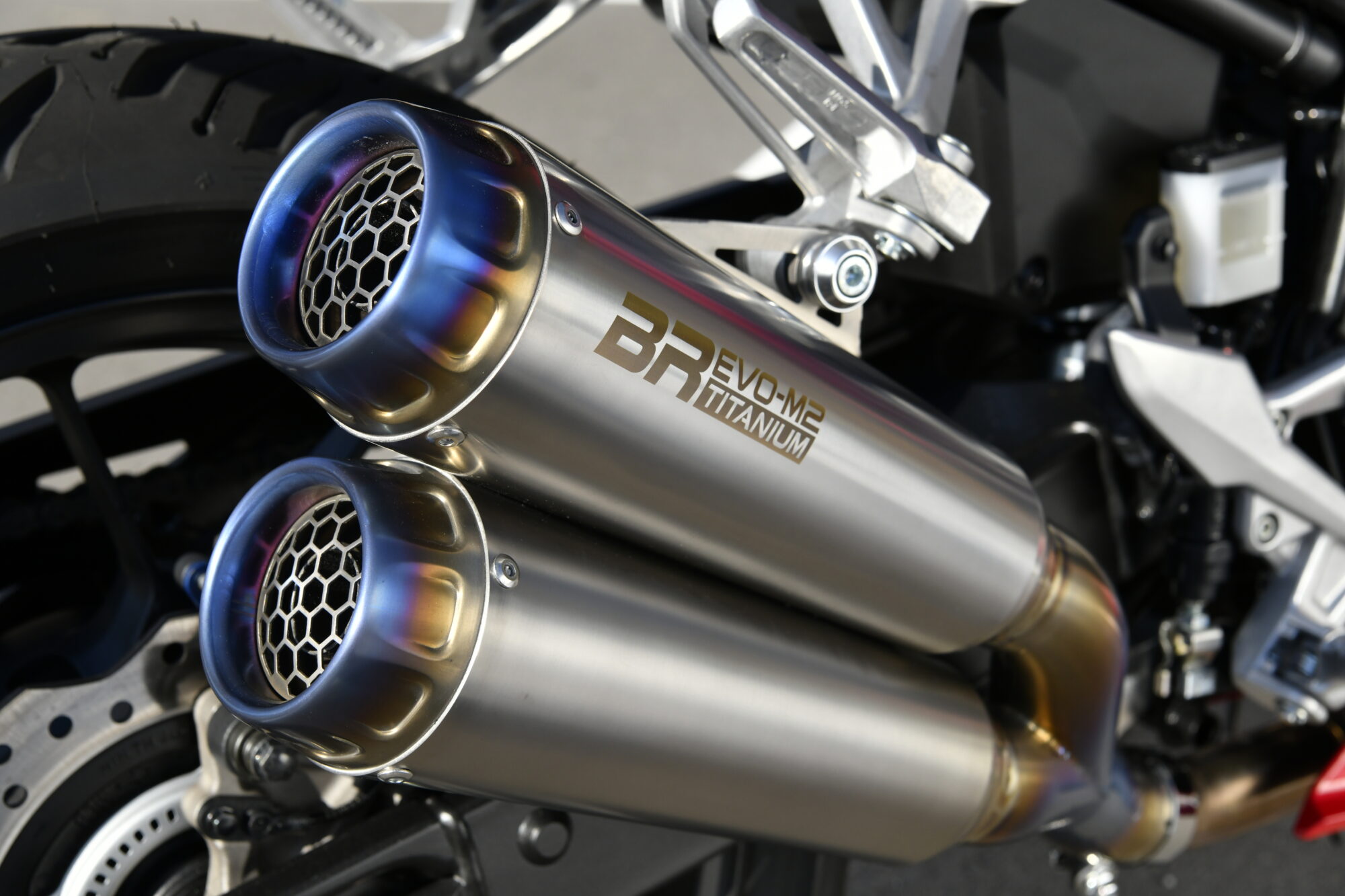 BR EVO M2 TITANIUM：ZX-4RR / ZX-4R SE：2023〜：政府認証 ｜ BEAMS