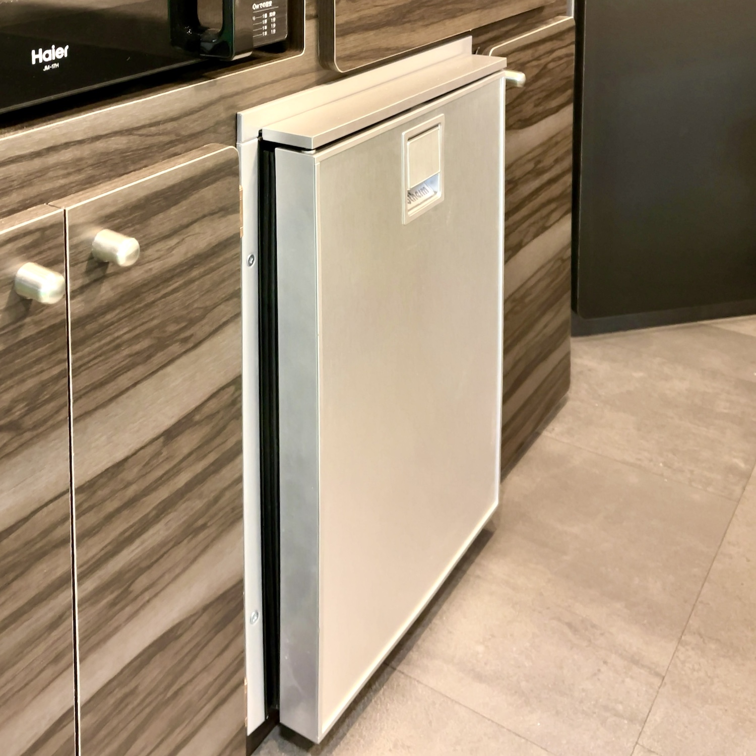 キャンピングカー冷蔵庫 12V Dometic MDC-90 ジャンク品