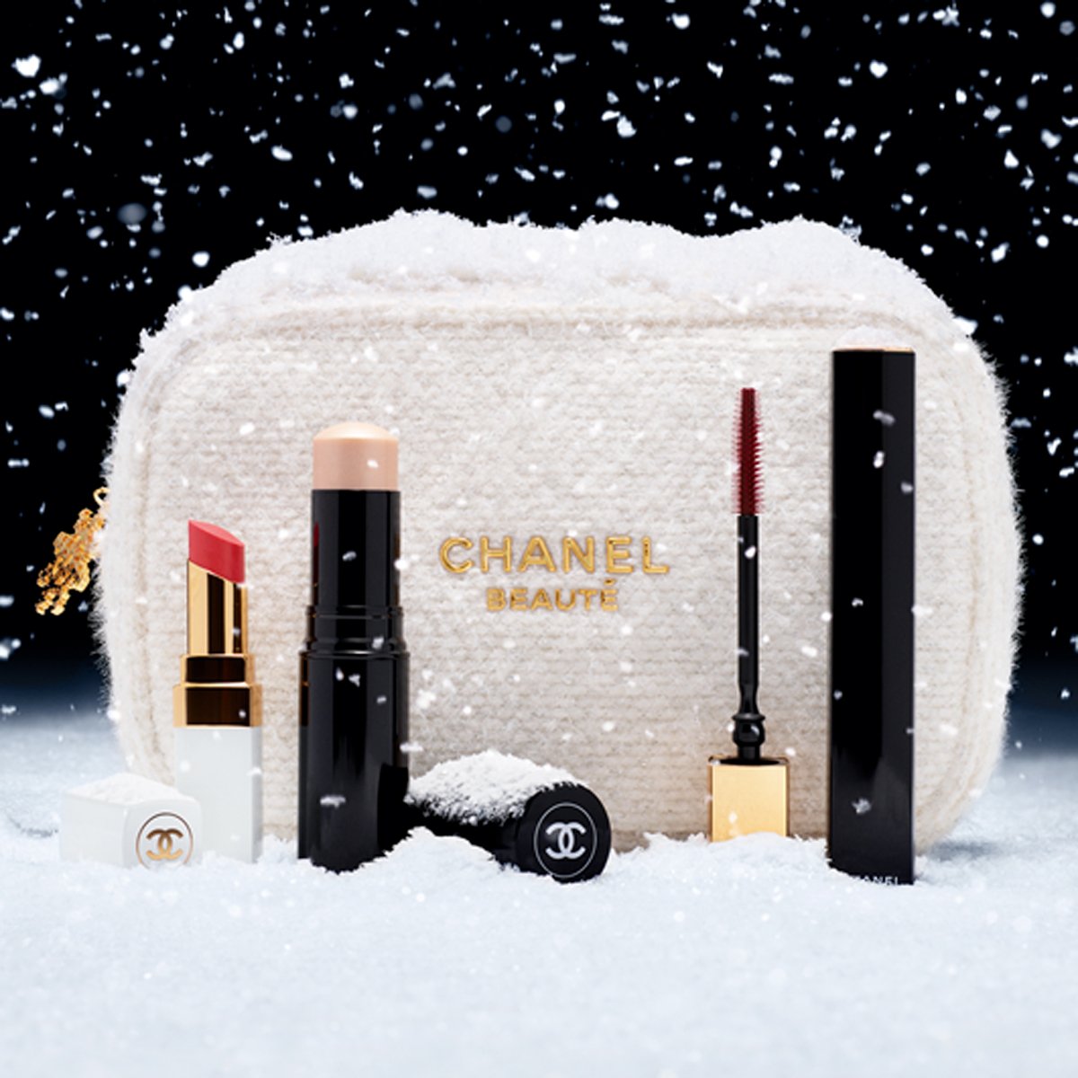 2024年限定ショッパーとシャネルエッセンシャルケアセットの中味