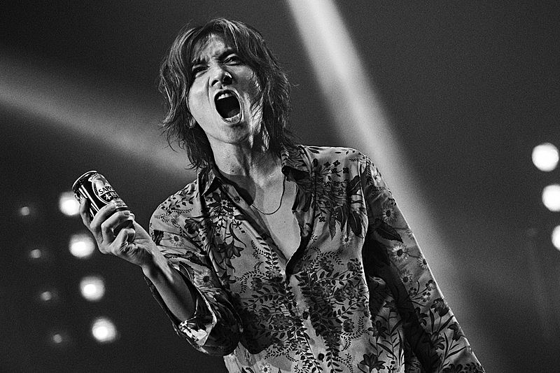 吉井和哉がTVCM初出演、自身史上最強のハジケた踊りを披露 | Daily