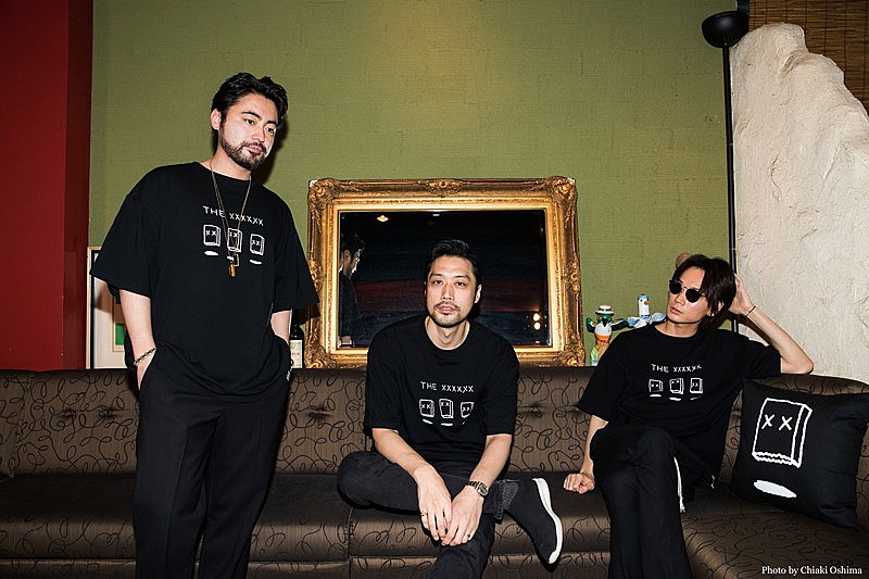 山田孝之/綾野剛/内田朝陽によるTHE XXXXXX、公式グッズ着用の愉快な