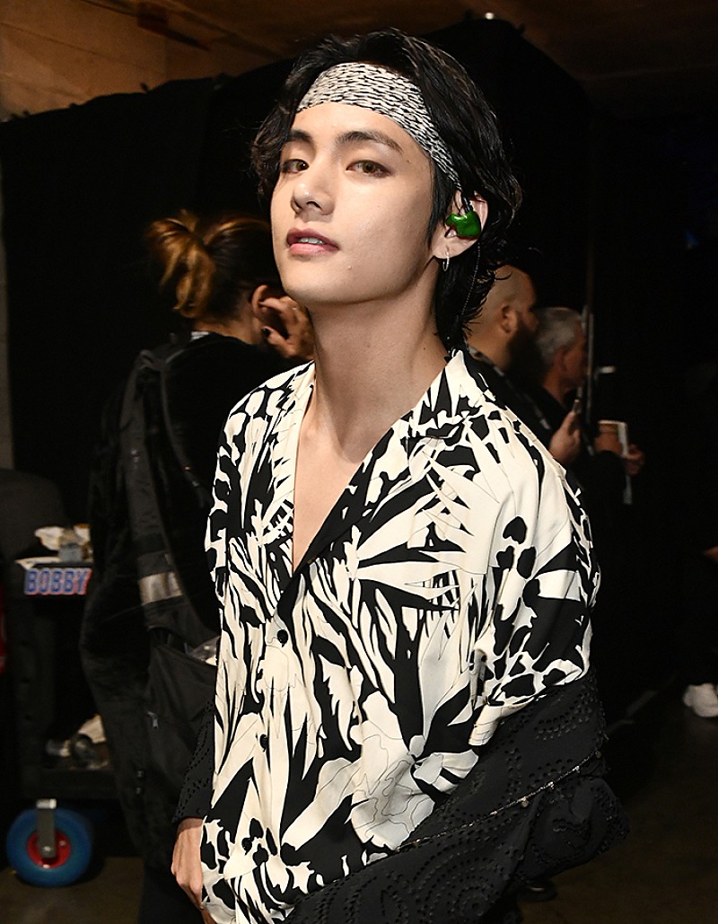 BTSのV、ソロ・ミックステープを年内にリリースすると明かす | Daily
