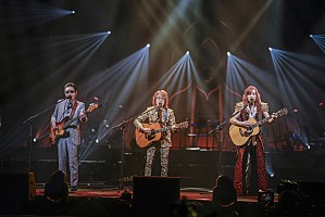 THE ALFEE「歩みを止めないでよかった！」お祭りモードで駆け抜けた