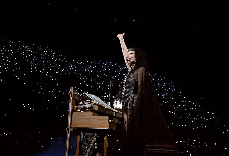 レディー・ガガ、米TVパフォーマンスで「Vanish Into You」を大胆に再