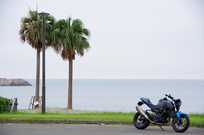 カワサキZ400 海の近くで記念撮影