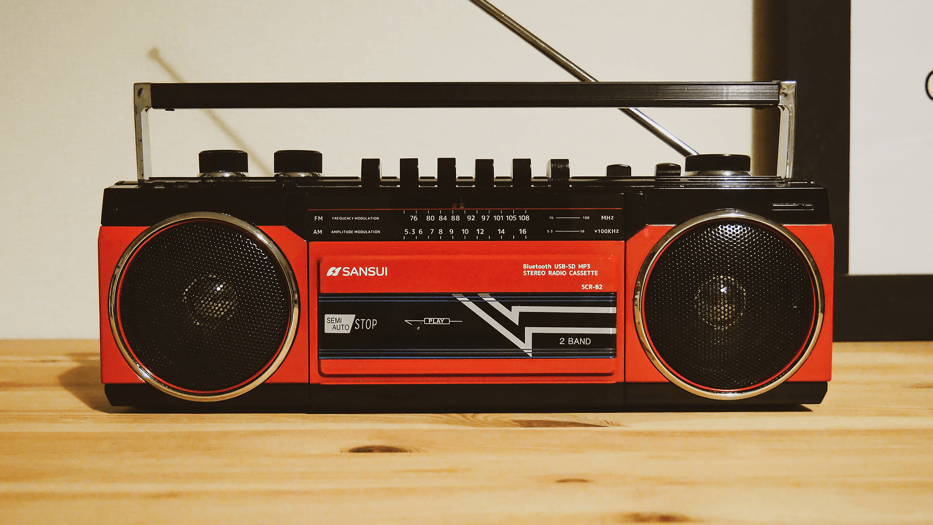 新品で買えるレトロデザイン。SANSUIのBluetooth搭載ラジカセ | BUROKI