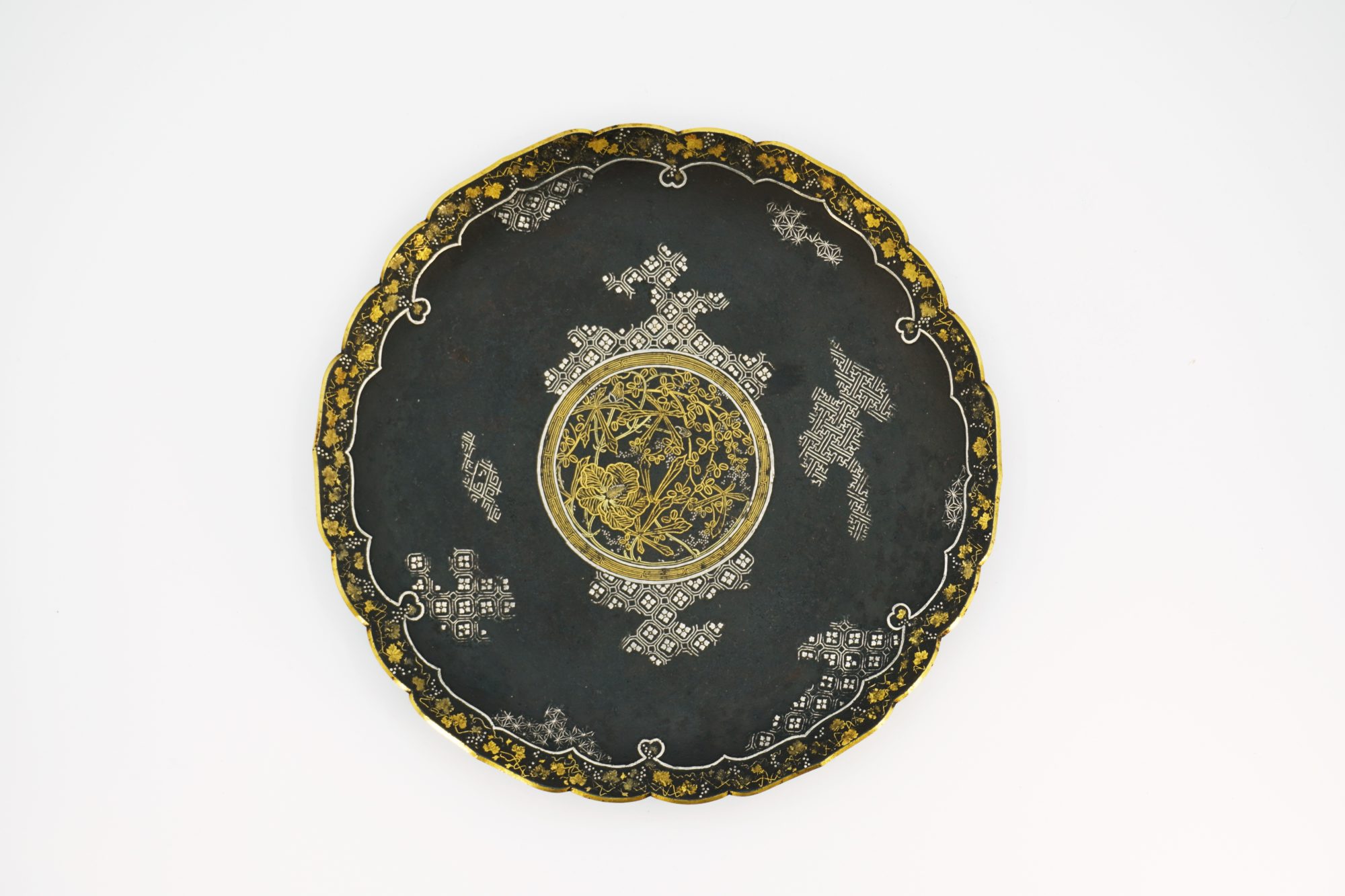 駒井製 鉄地 金銀象嵌 草花図皿 | 明治工芸・明治金工の販売専門店なら