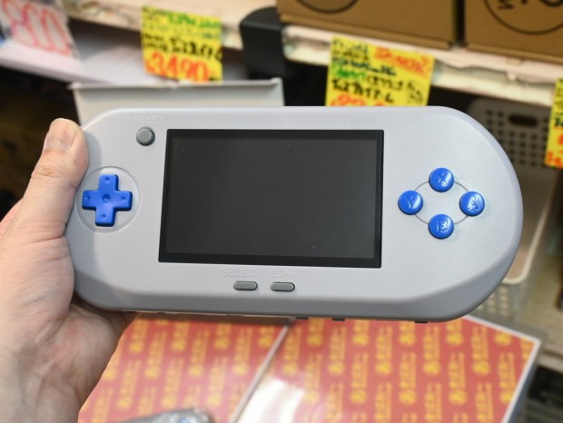 IPS液晶になった携帯型スーファミ互換機「IPS 16ビットポケットHD」が