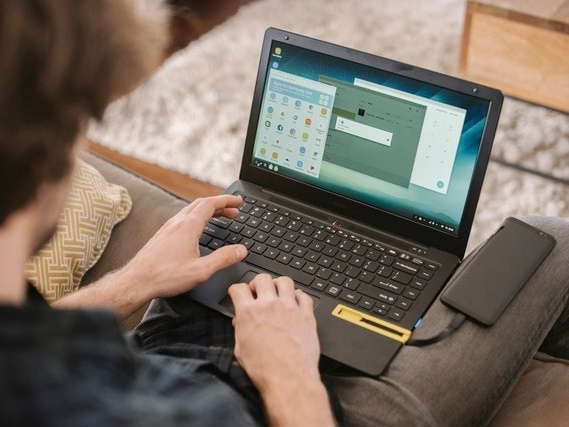 スマートフォンをノートPC風に使えるディスプレイ付きキーボード