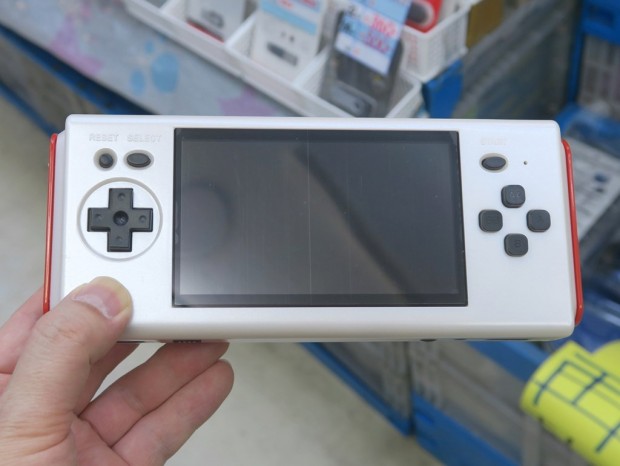 IPS液晶搭載のファミコン携帯互換機「IPS8ビットポケットHD」が発売