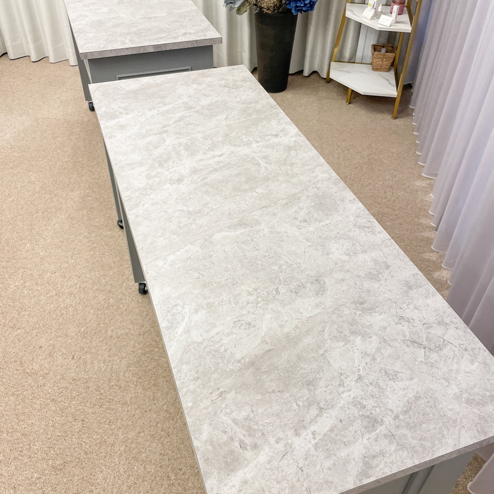 キャスター付きのネイルテーブルW1200特注サイズ大理石やモルタル柄