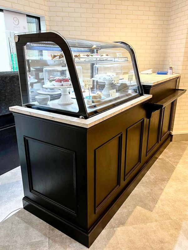 カフェ向け冷蔵ショーケースレジカウンターW1800ホワイト＆ゴールド