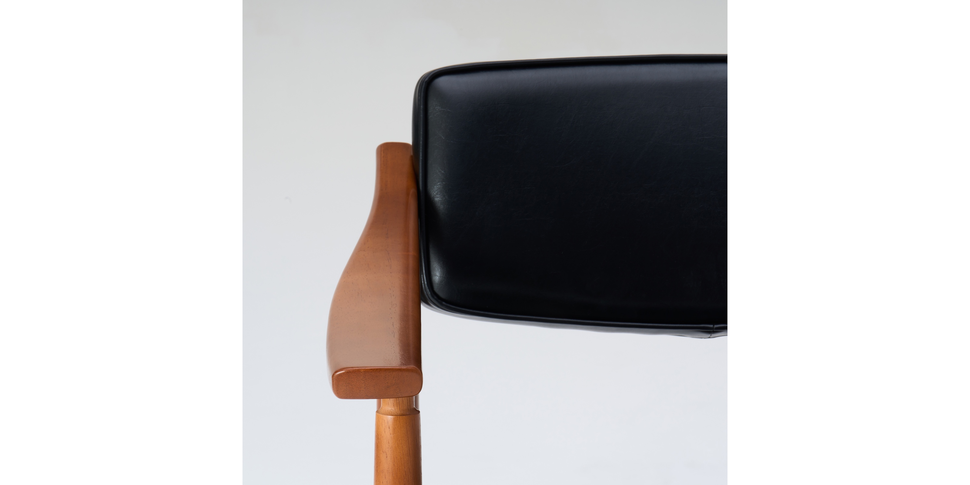 カリモク60 Dチェア・スタンダードブラック | D&DEPARTMENT