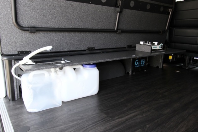 収納スペースを確保してバイク2台の積載を実現！8ナンバーキャンピング