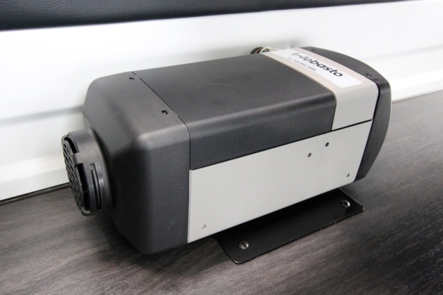 収納スペースを確保してバイク2台の積載を実現！8ナンバーキャンピング