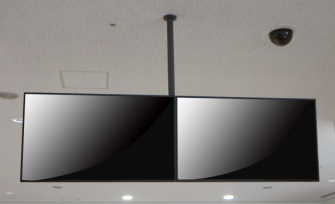 天井からモニターを2面吊り下げる薄型ディスプレイハンガー2機種