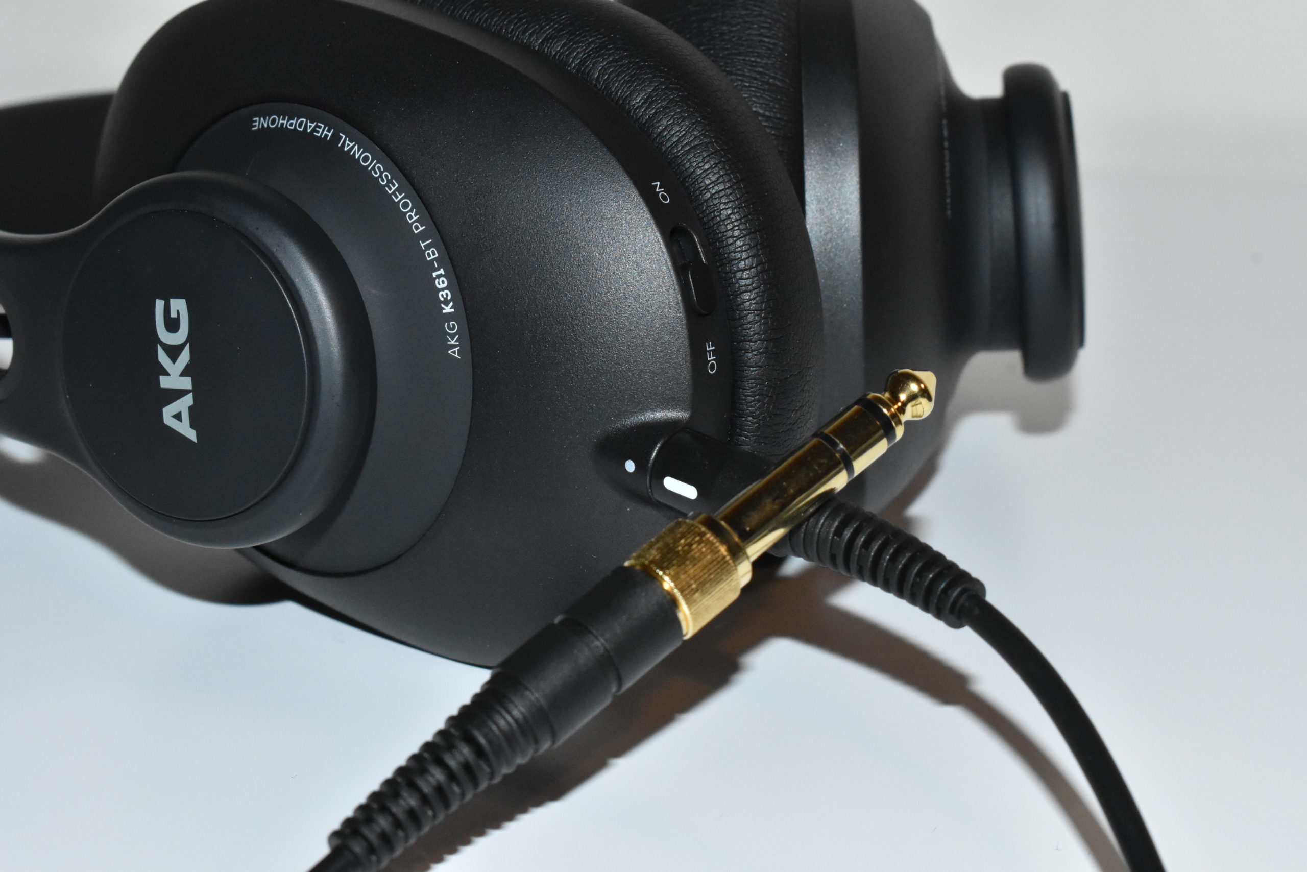 ワイヤレスでも有線でも使える！ハイブリッドなAKGのモニター