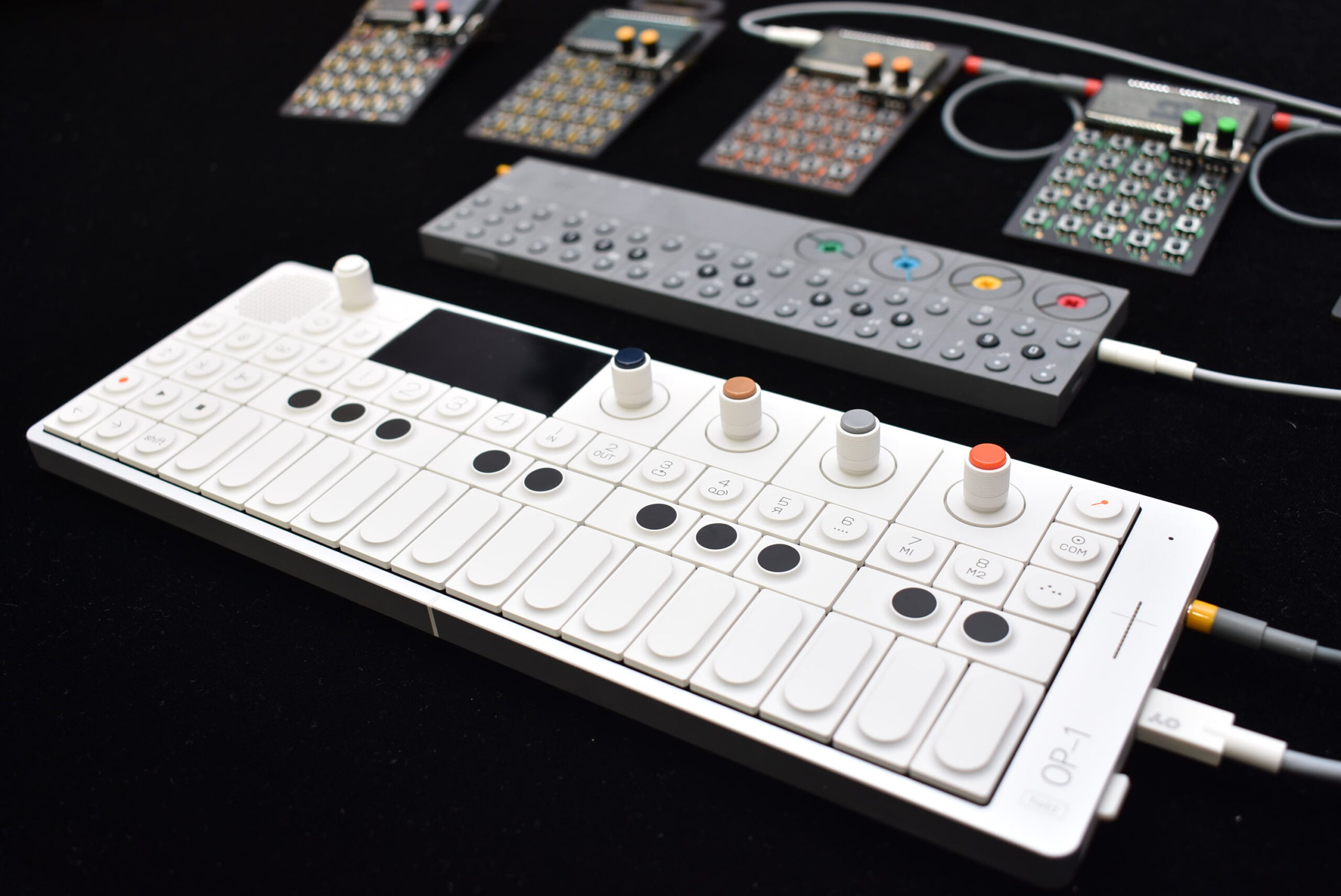 現代の最高峰ガジェットシンセ、teenage engineering OP-1 fieldの多