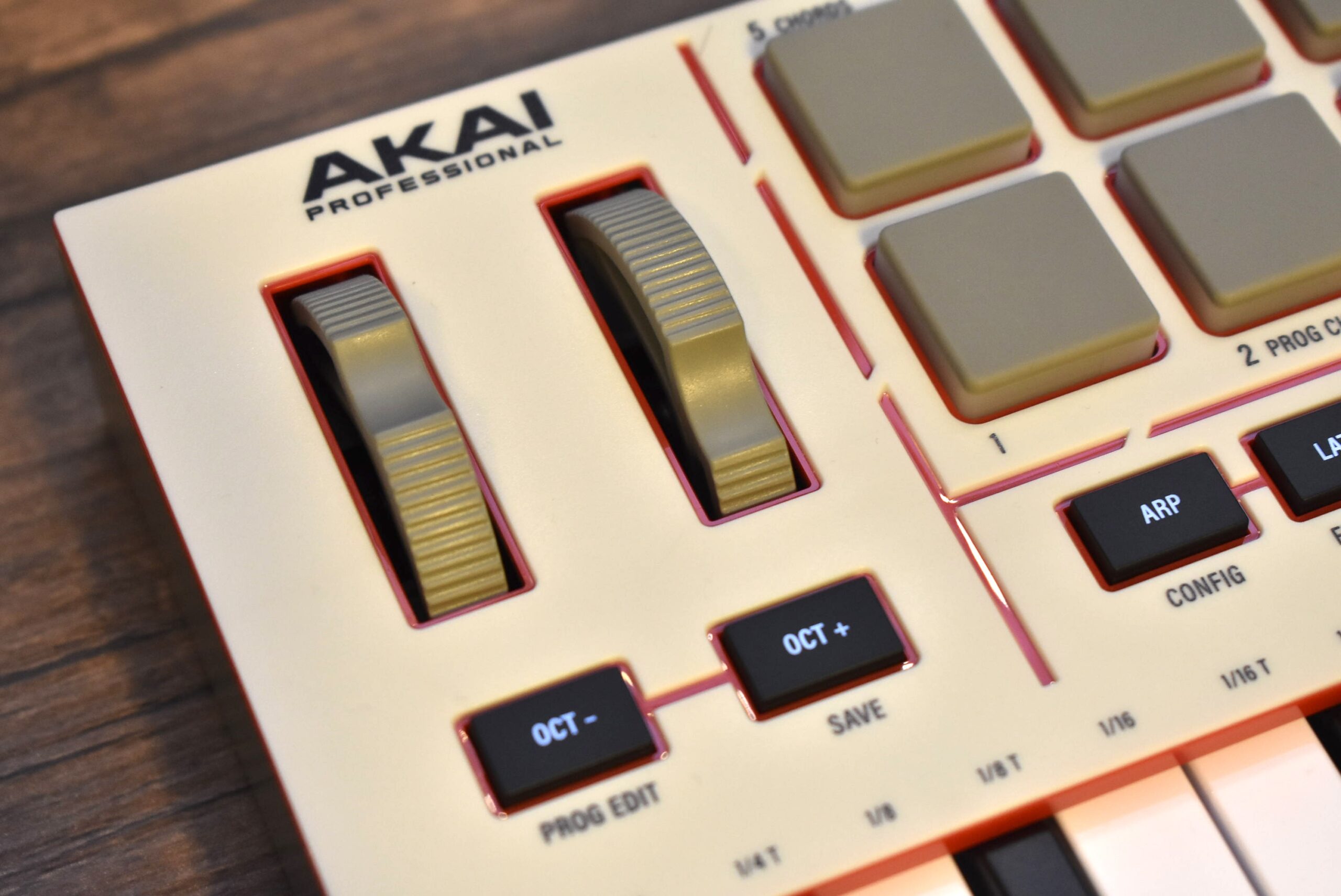 定番ミニキーボードの最新作MPK Mini IVが誕生。新音源Studio