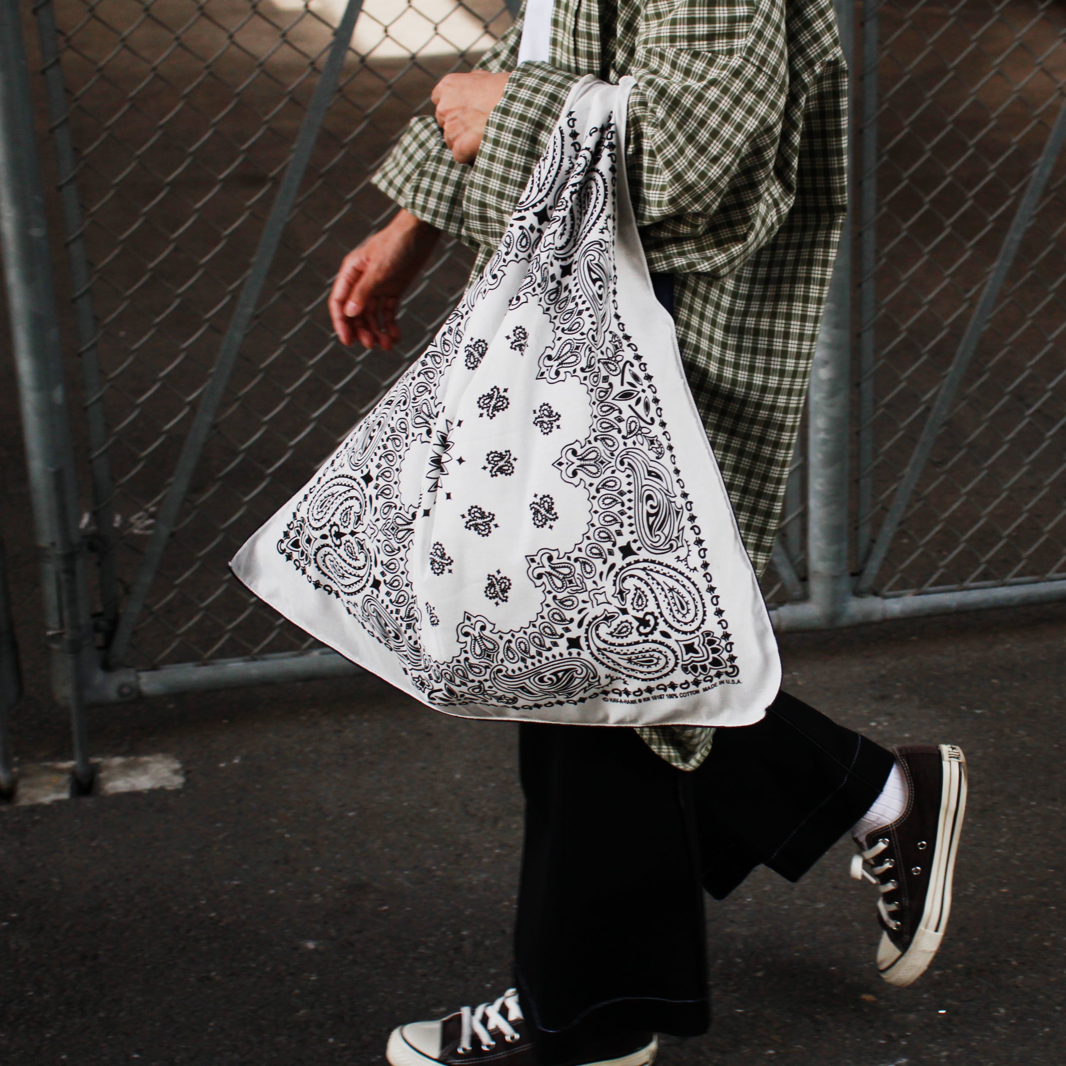 DULTON ONLINE SHOP | HAVAHANK PAISLEY BI COLOR BAG NAVY/WHITE(NAVY