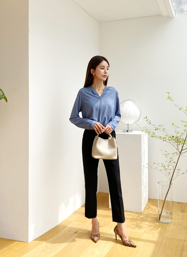 タックVネックブラウス | レディースファッション通販 - DHOLIC