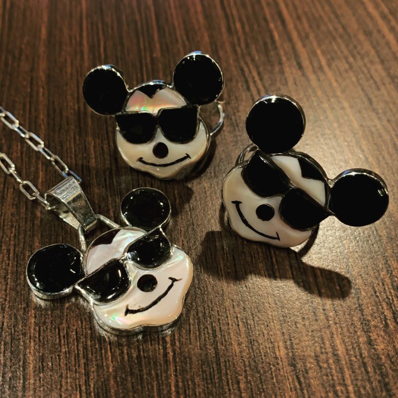 大人気キャラクターをモチーフにしたズニ族トップアーティストの一人