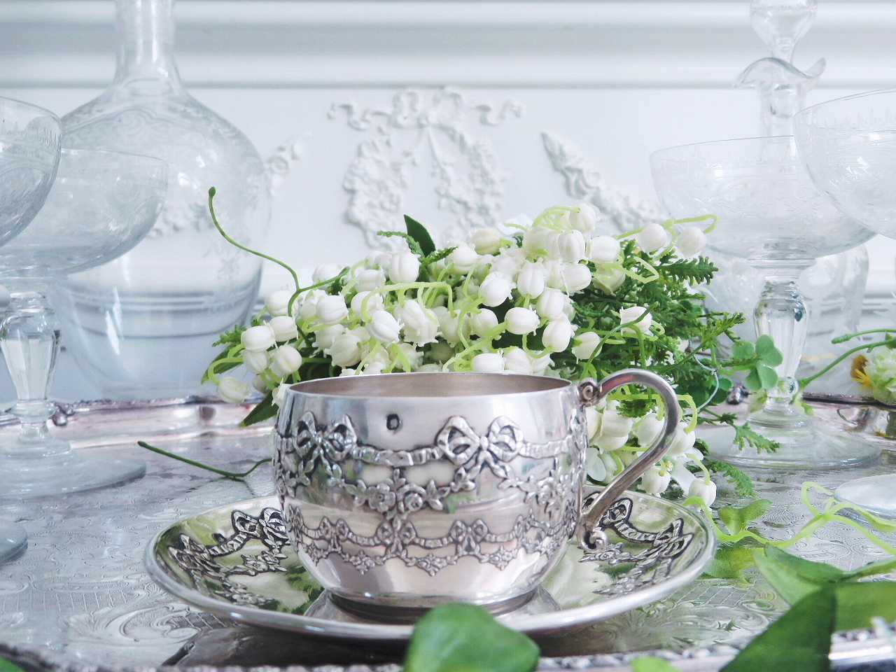 純銀 リボンと薔薇ガーランド装飾カップ＆ソーサー - 薔薇と天使の