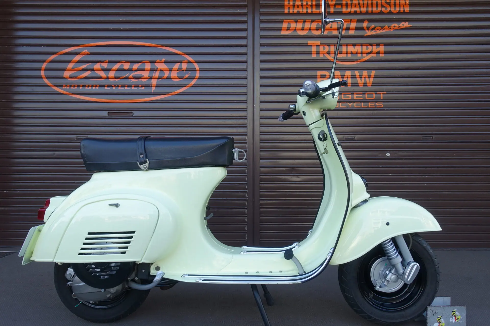VESPA 50S ペールイエロー ブラックホイール ダルマテール | Escape Bike