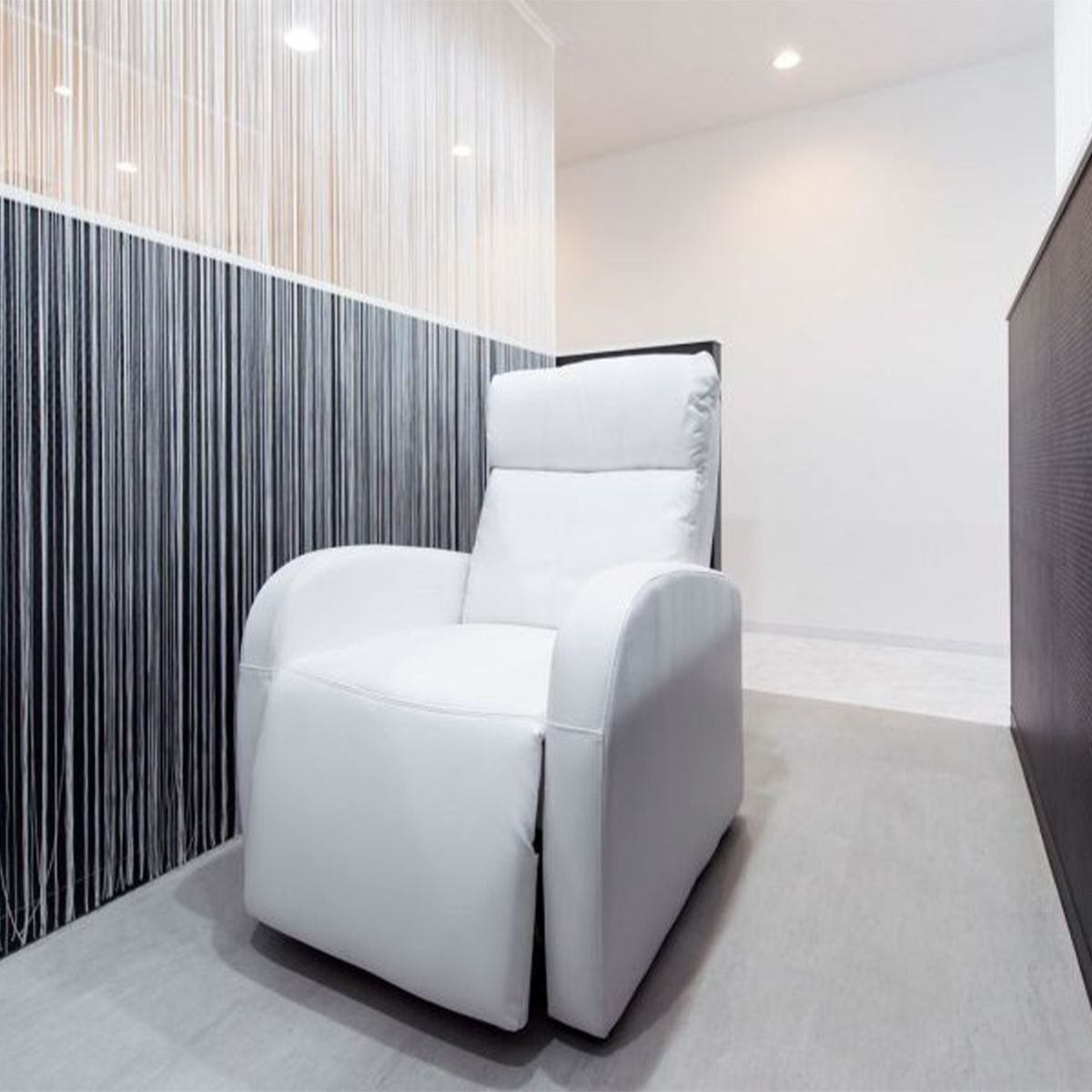 ラウンジチェアDX（レッグレスト連動タイプ）ホワイト【幅66cm】の通販