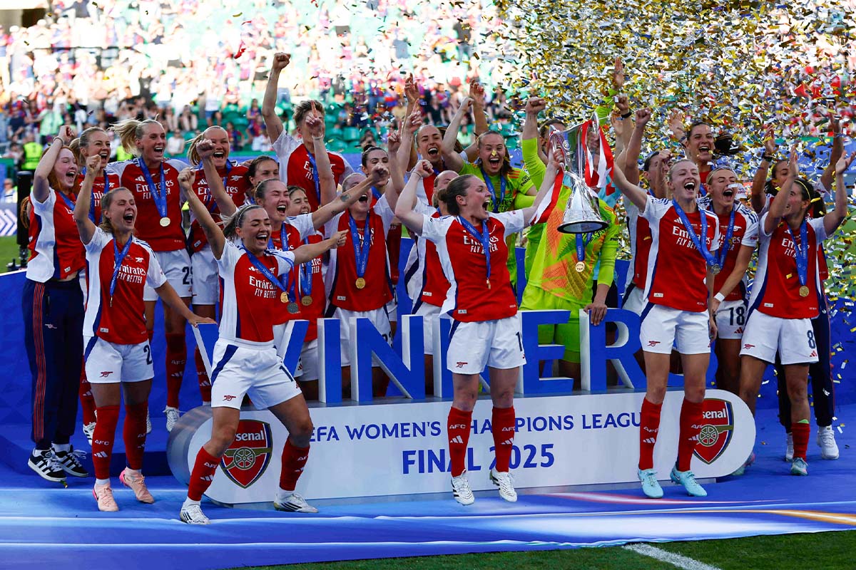 祈る指揮官から伝わる終了前の緊張感。アーセナル・ウィメンの優勝決定