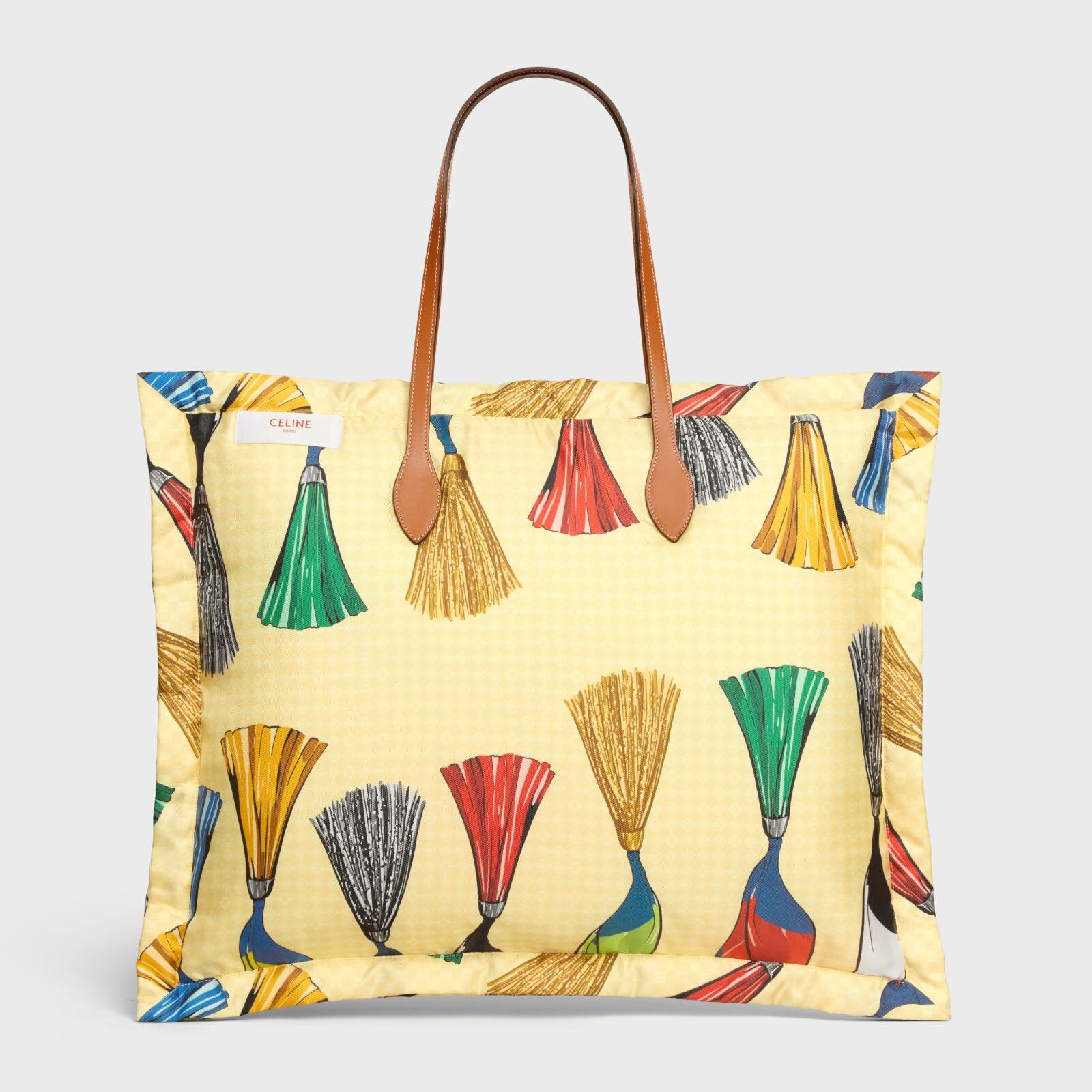 セリーヌ“スカーフチャーム“揺れる「トリオンフ」バッグ、カラフルな