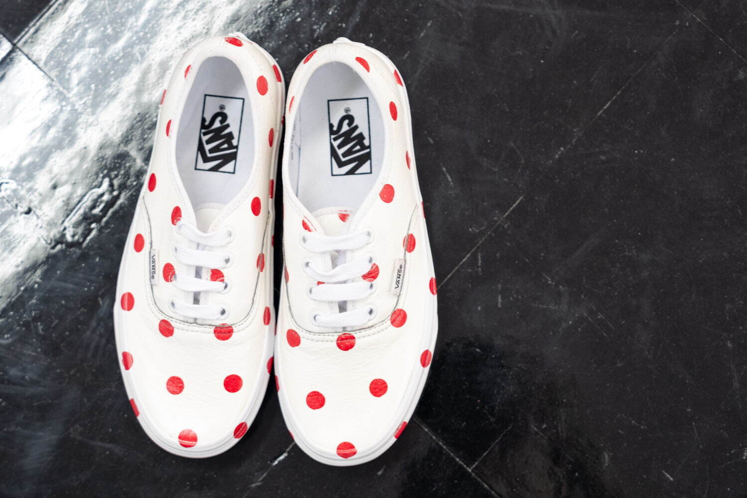 コム デ ギャルソン・ガール×VANS、“赤いドット柄”プリントのコラボ
