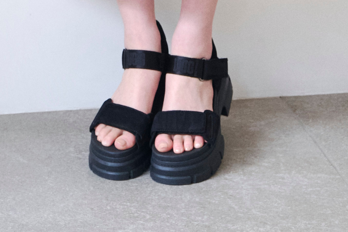 UGGの厚底ストラップサンダル「アシュトン アンクル」にオールブラック