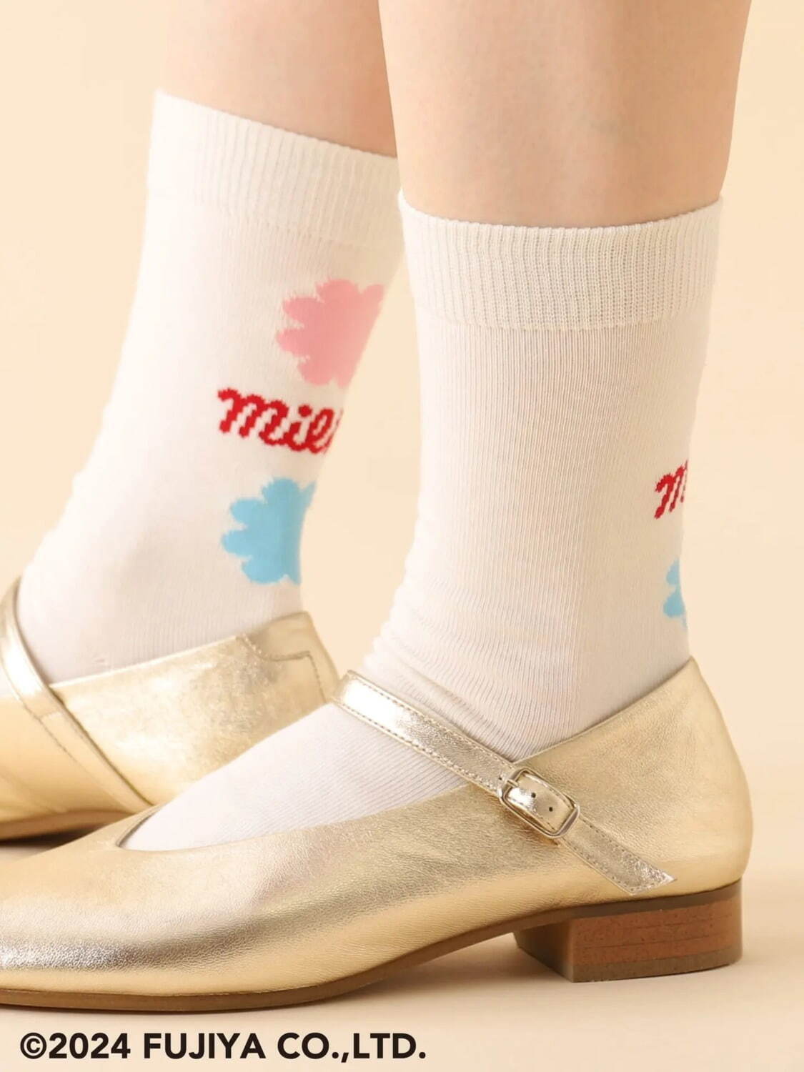 タビオ×不二家「ペコちゃん」靴下、ワンポイント刺繍＆“ミルキーのロゴ