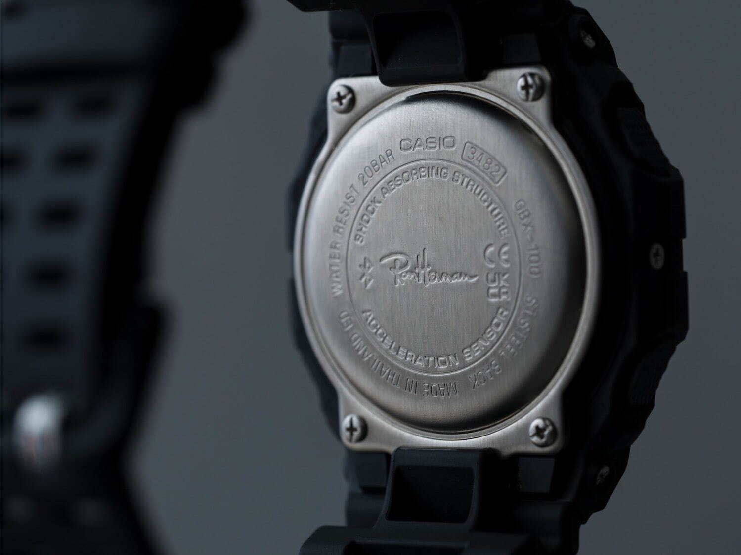 G-SHOCKのロンハーマン限定腕時計「GBX-100」、ブラック×ホワイトの