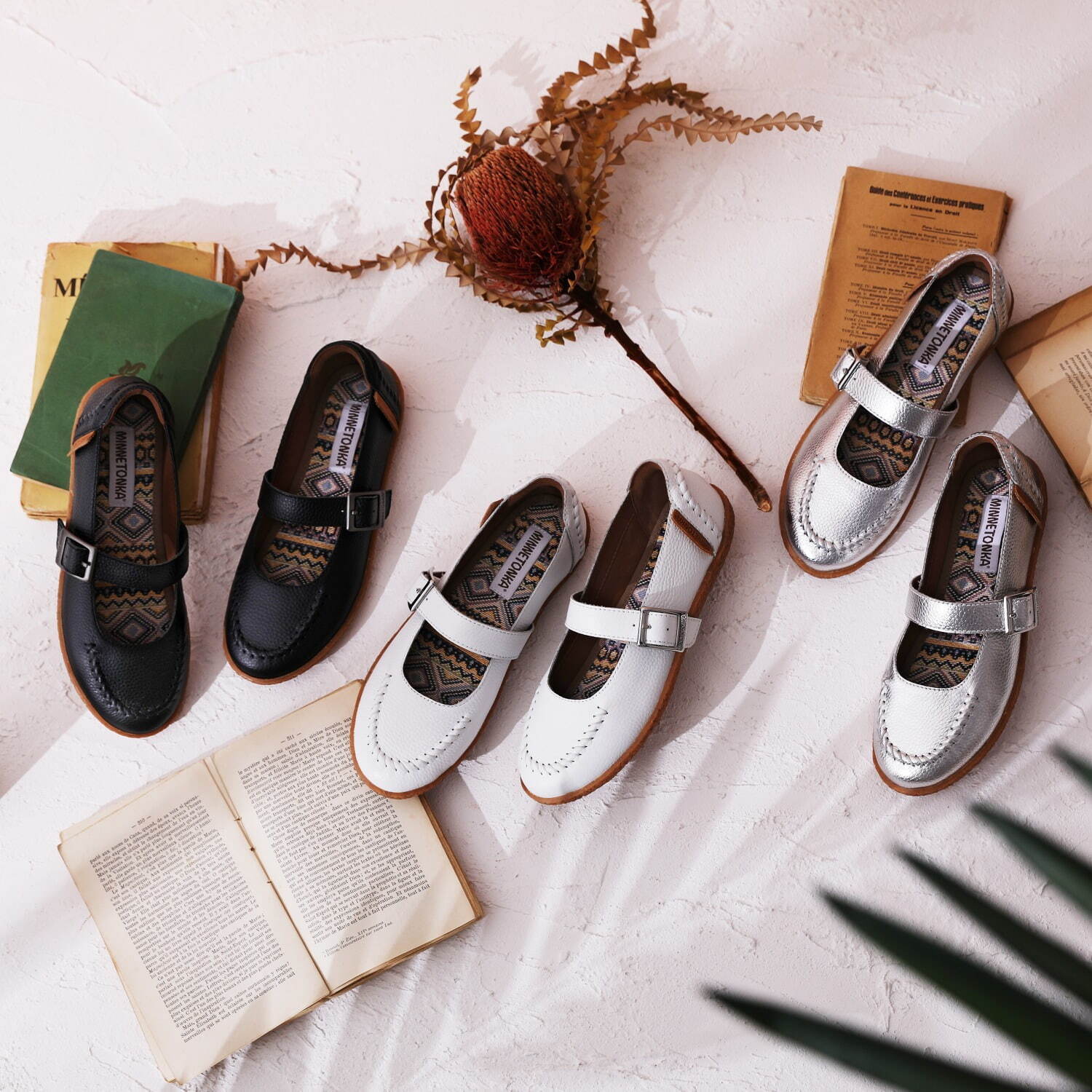 ミネトンカ24年春夏フラットシューズ、“シボ感”のある上品レザーの