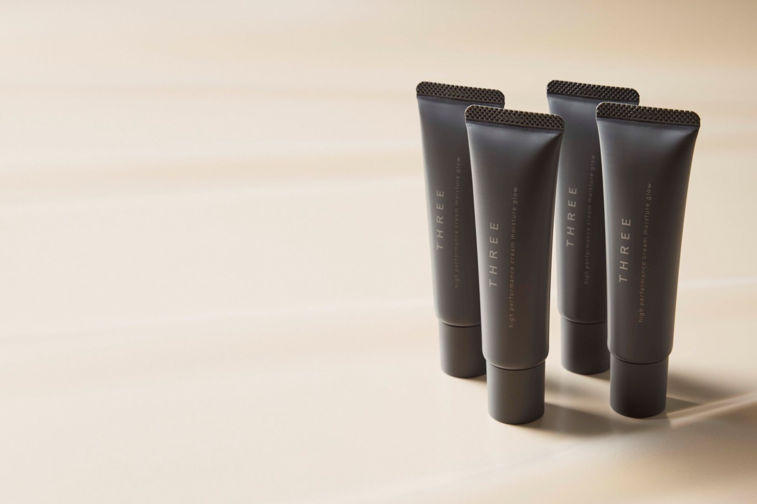 THREE「シマリング グロー デュオ」発想の新ベースメイクアイテムが24