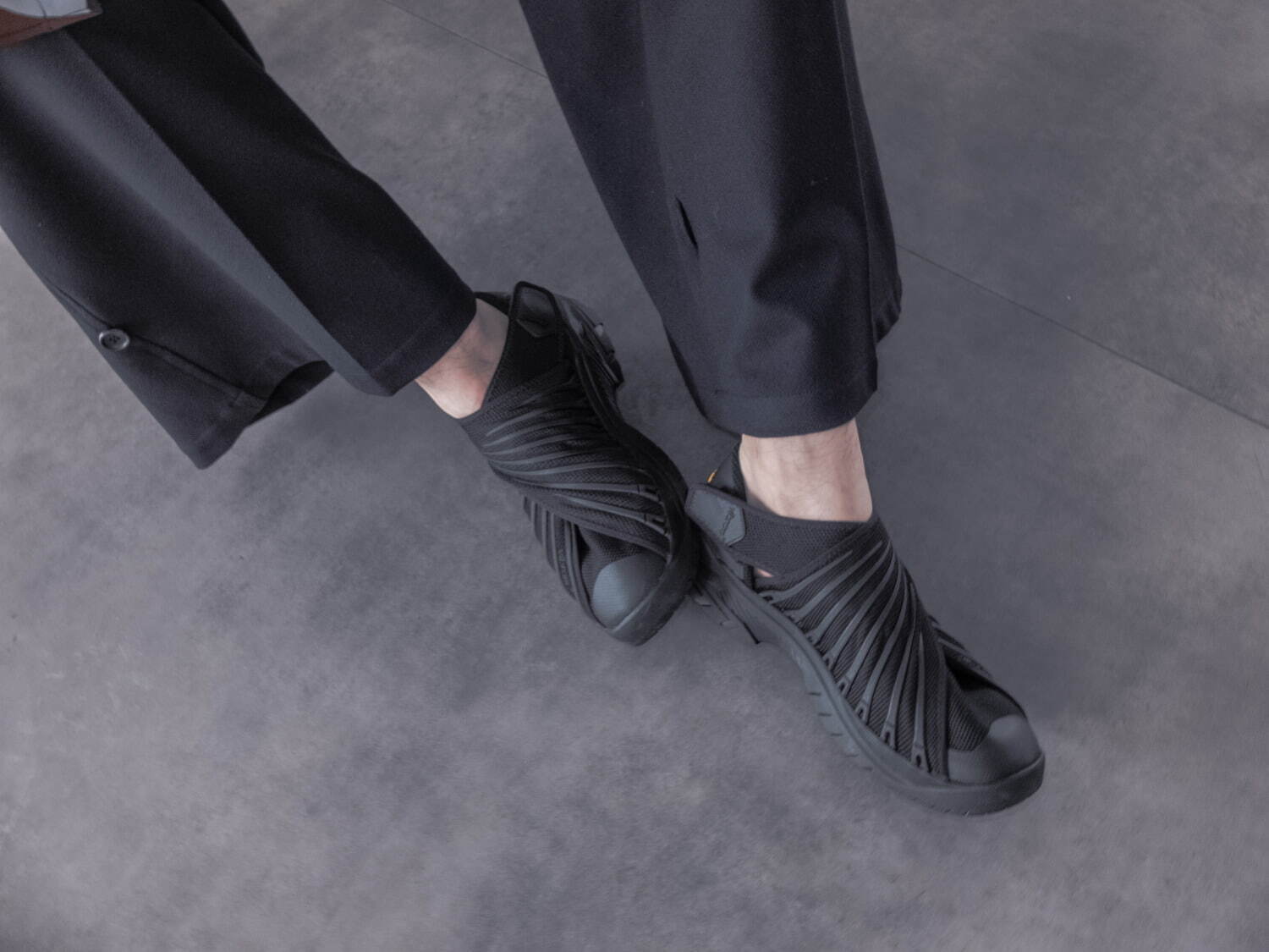 レインメーカーの“風呂敷”着想スニーカー、甲を包み込むクロスベルトの