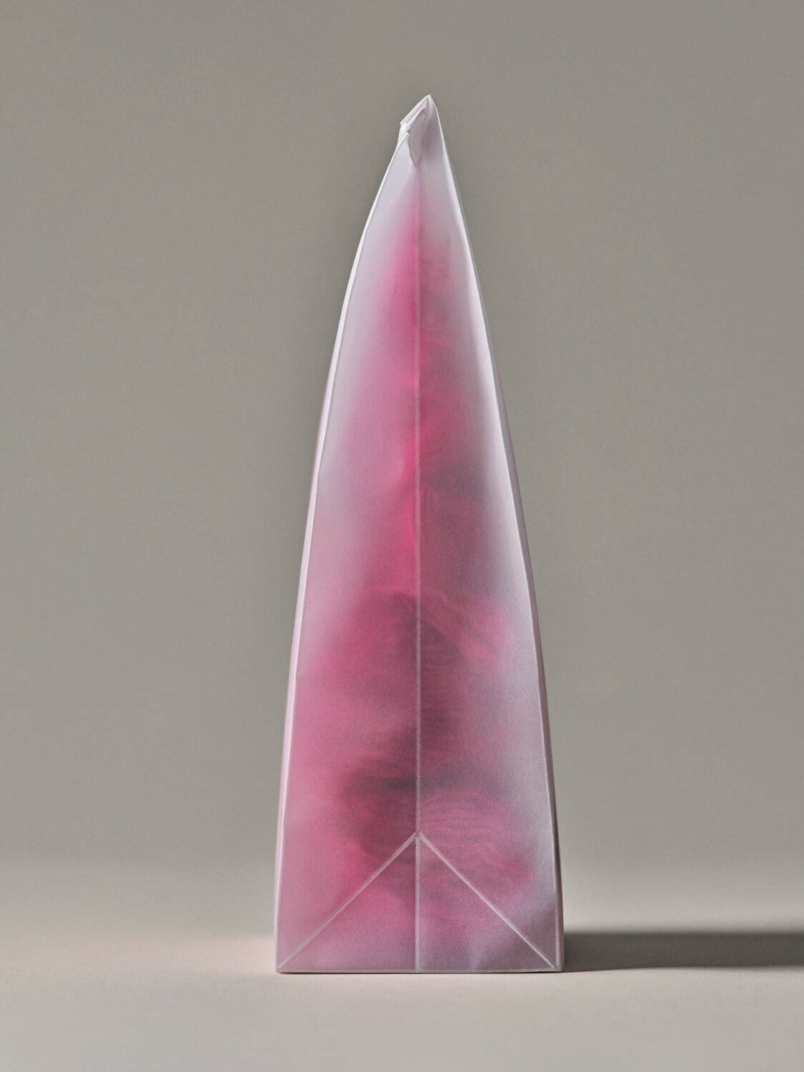 イッセイ ミヤケの“プリーツ＆ツイスト加工”ハイネックトップス