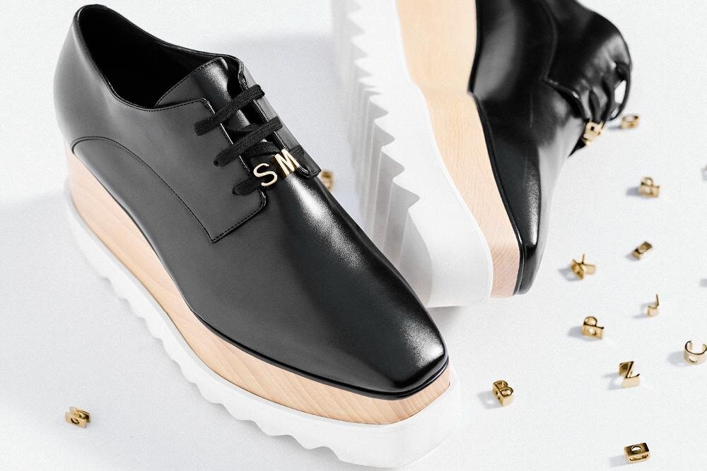 ステラ マッカートニーの厚底シューズ「エリス」“チャームカスタム