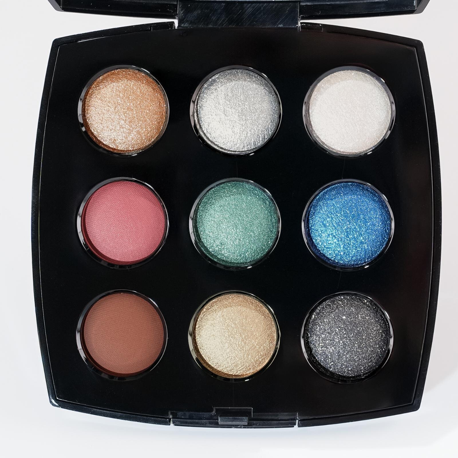 シャネル2025年クリスマスコスメ、9色アイシャドウ「レ ヌフ オンブル