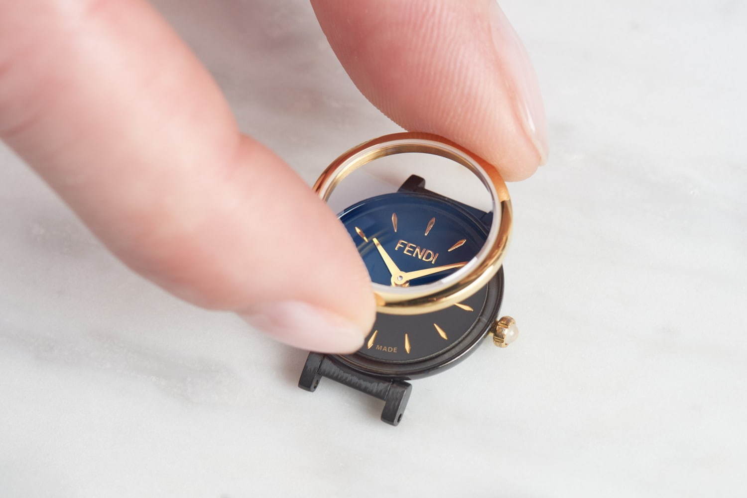フェンディの新作ウォッチ「フォーエバー フェンディ」FFロゴの