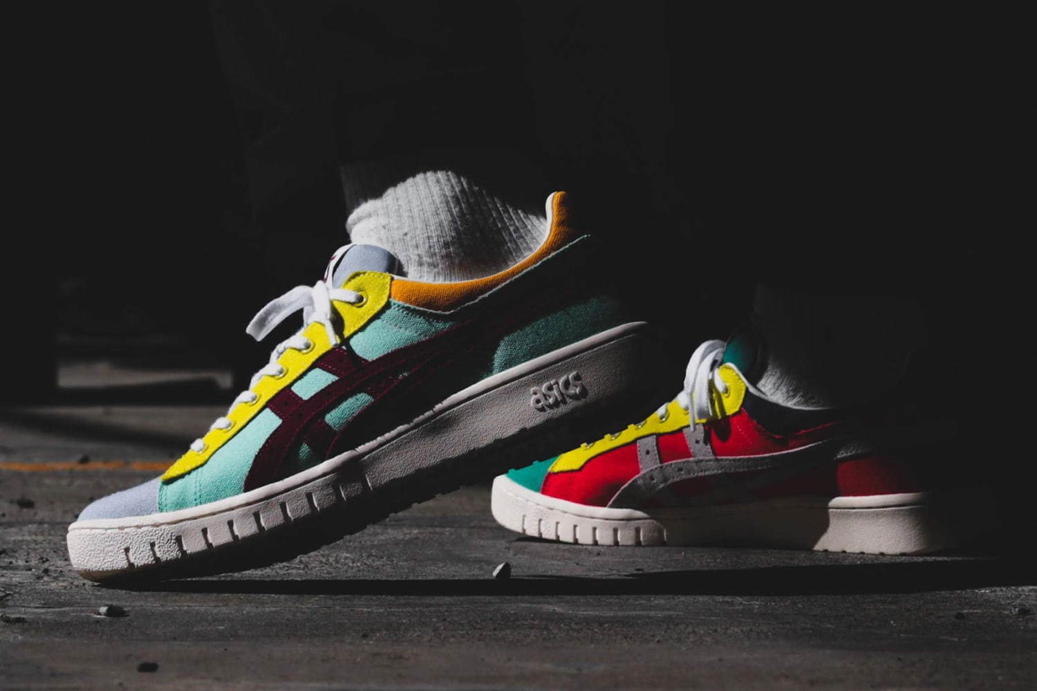 アトモス×アシックスのコラボスニーカー「GEL-PTG」左右非対称マルチ
