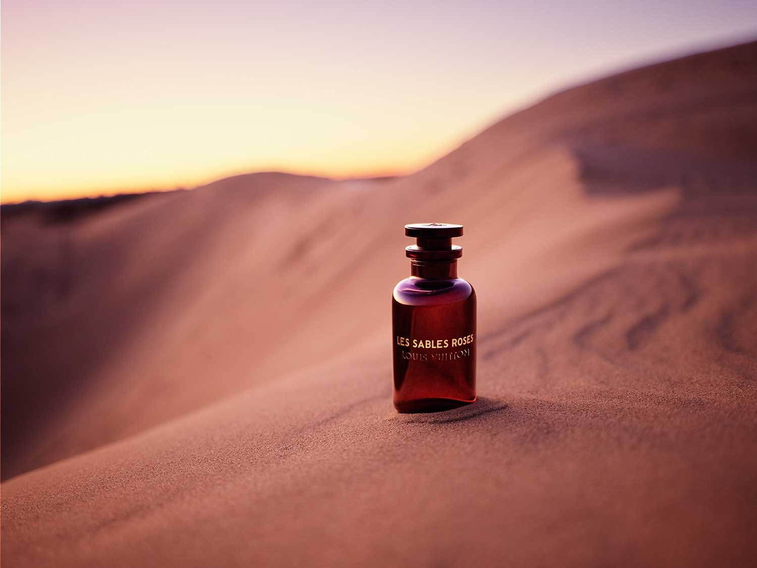 ルイ・ヴィトン新フレグランス「レ・サーブル・ローズ」“砂漠の風景”に