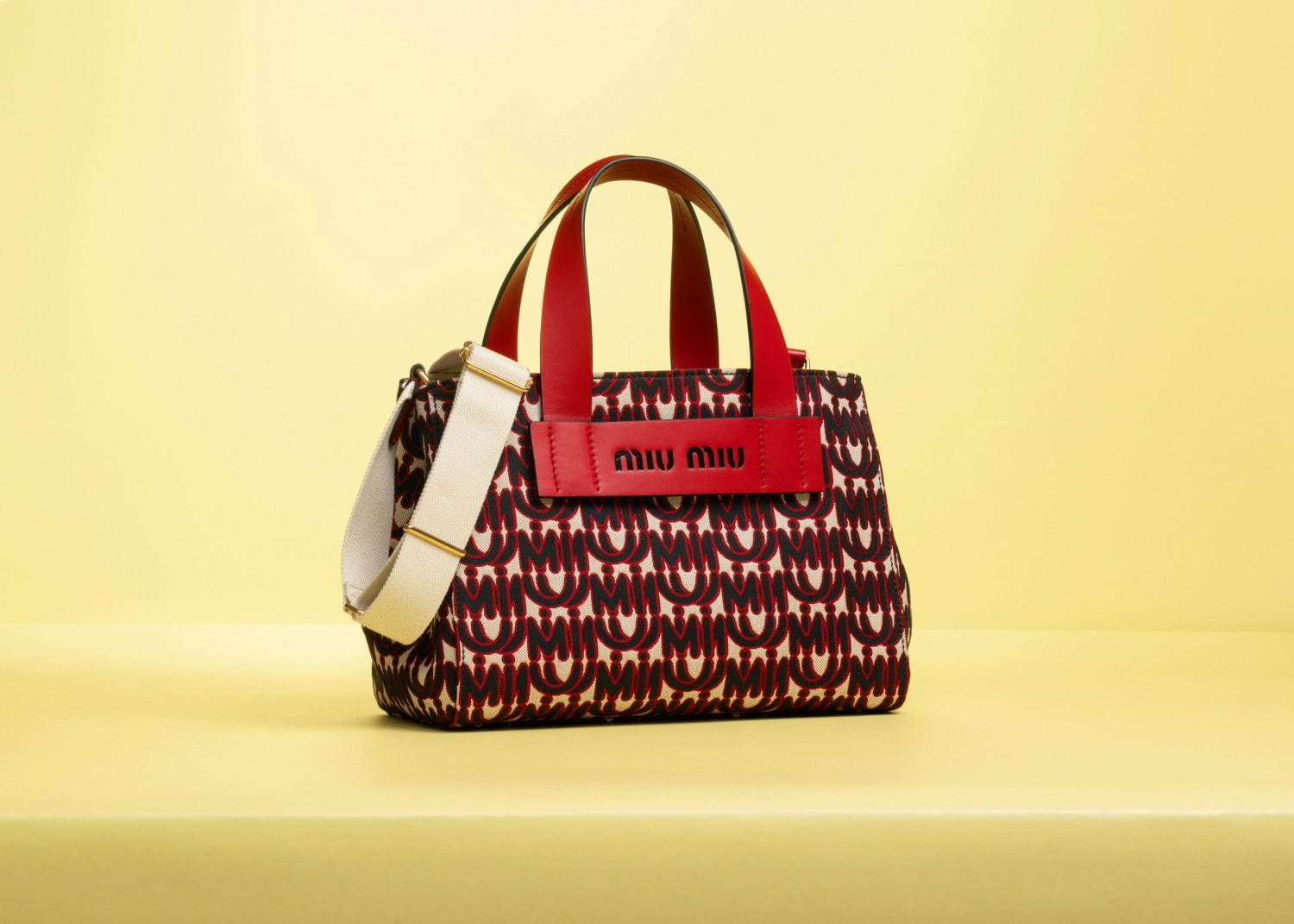 ミュウミュウの新作バッグが日本限定で、カラフルなフラワーブーケ＆新