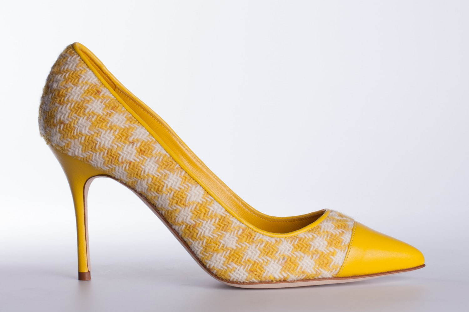 マノロ ブラニク“ホワイトクリスタル”を配した限定パンプス「ハンギシ