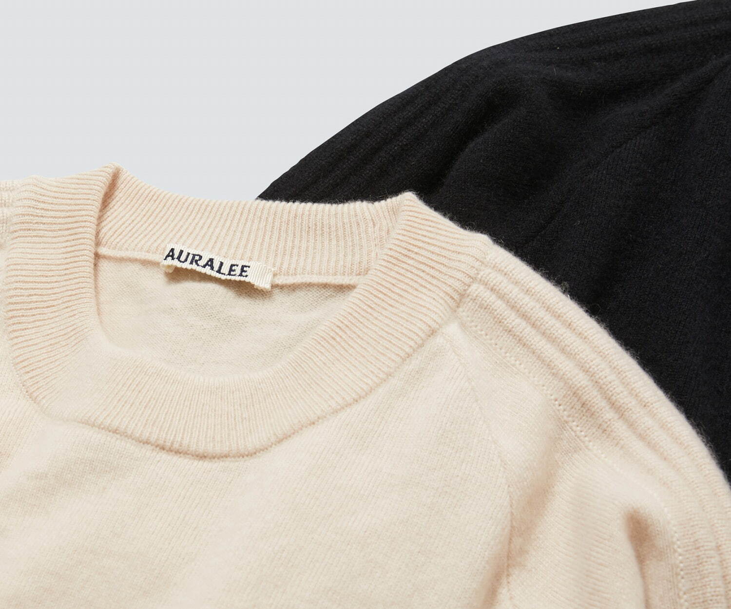 オーラリーの別注カシミアニット、「トキオン ザ ストア」から - 希少